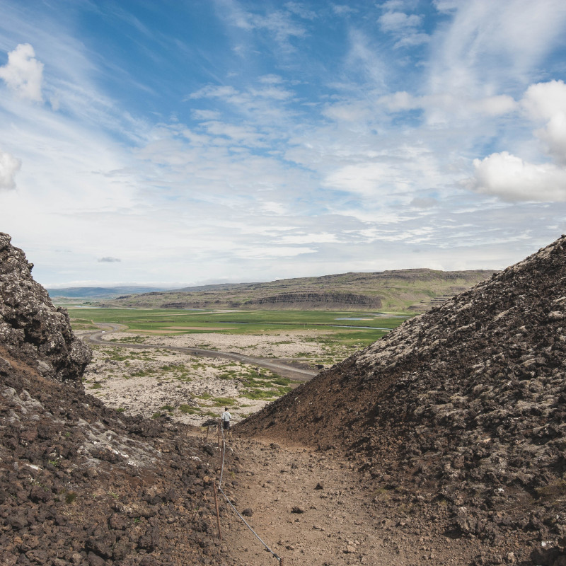 Blick über den Kraterrand in die hügelige Landschaft.