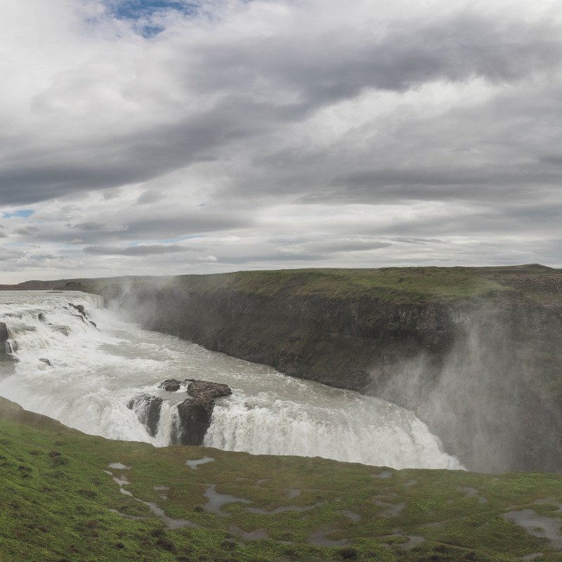 Ein riesiger Wasserfall.
