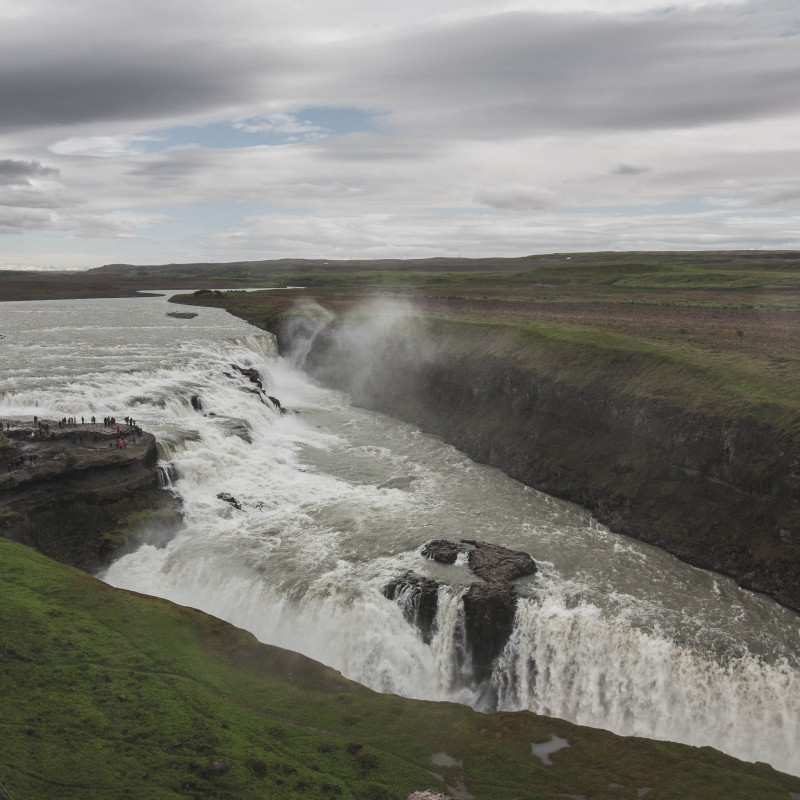 Ein riesiger Wasserfall.