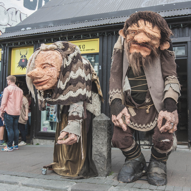 Zwei Troll-Statuen.