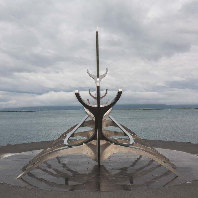 Stälerne Skulptur von vorne.
