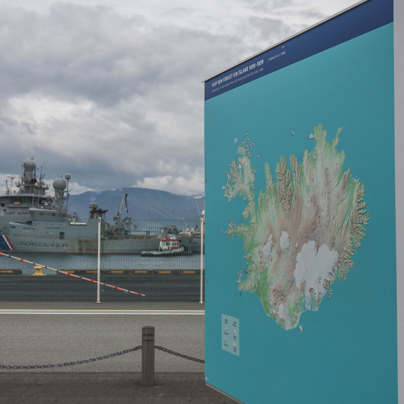 Eine Karte von Island, ein großes Schiff im Hintergrund.