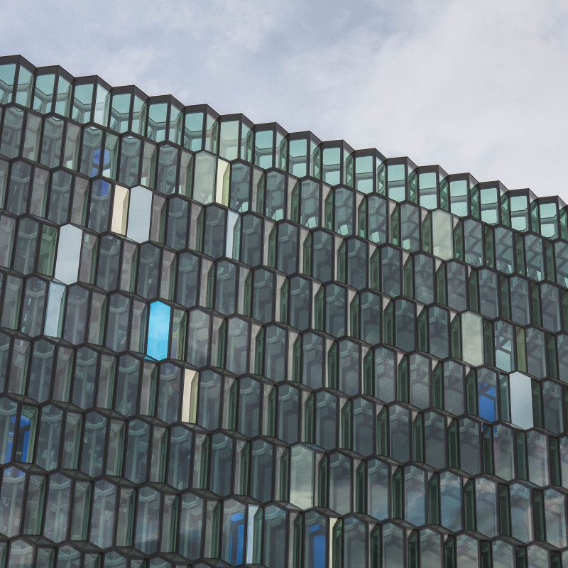 Fenster des gläsernen Konzerthauses Harpa.