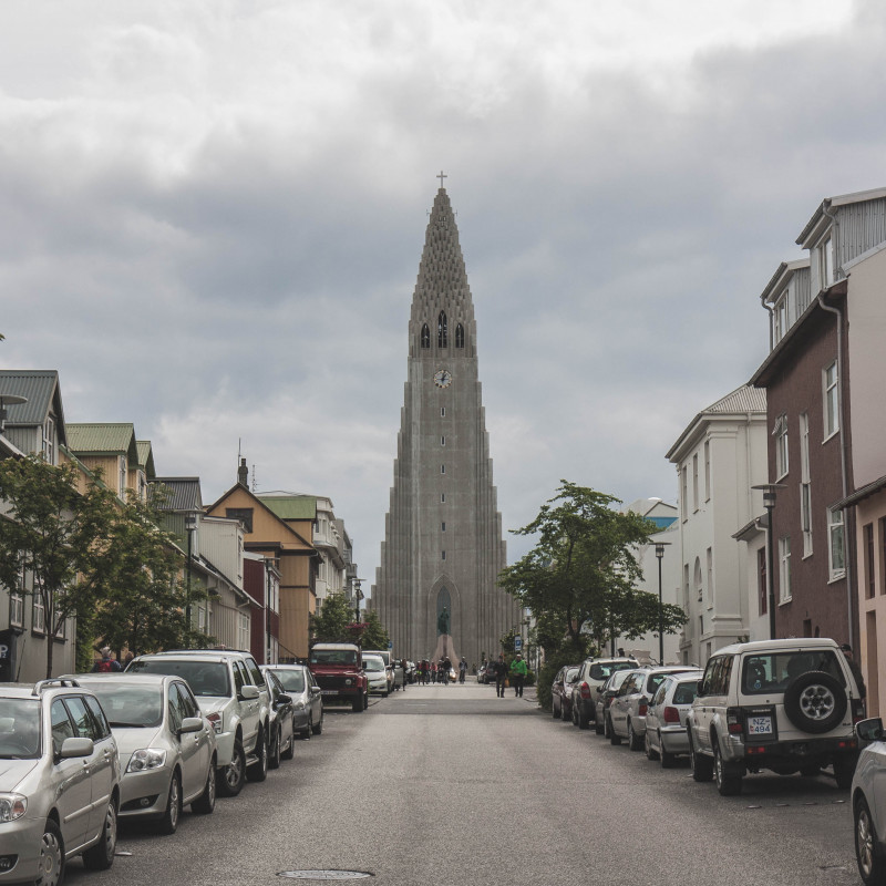 Eine lange Straße mit der bekannten Kirche am Ende.