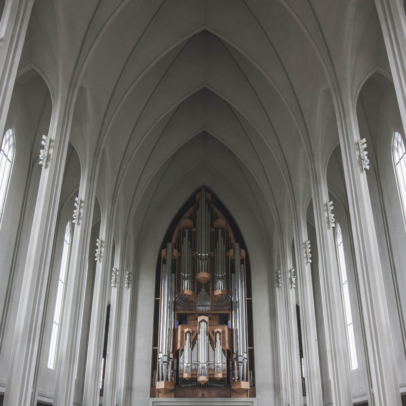 Kirche mit Orgel.