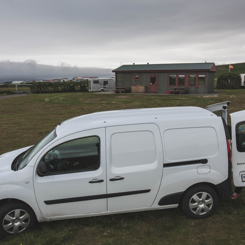 Campervan auf einem Campingplatz.