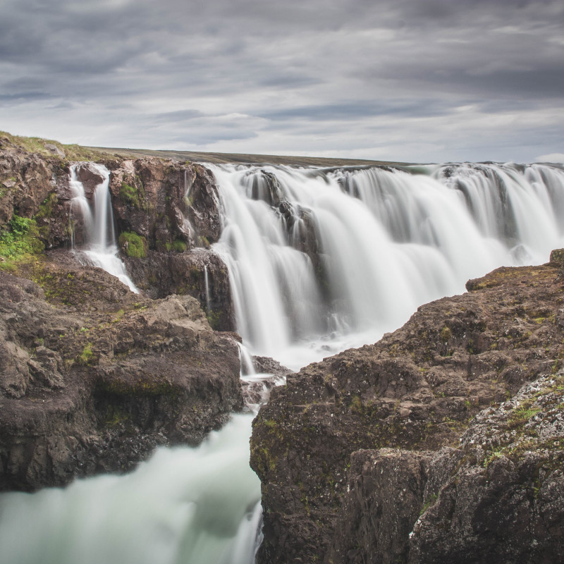 Der Kolugljúfur-Wasserfall.