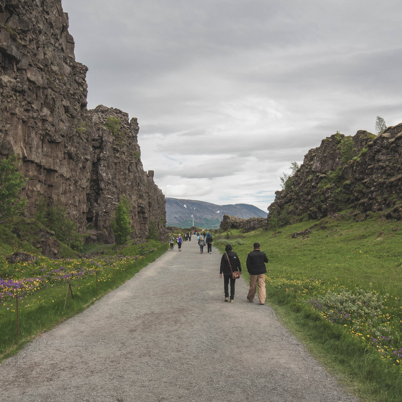 Menschen spazieren durch eine der Schluchten des Nationalpark.