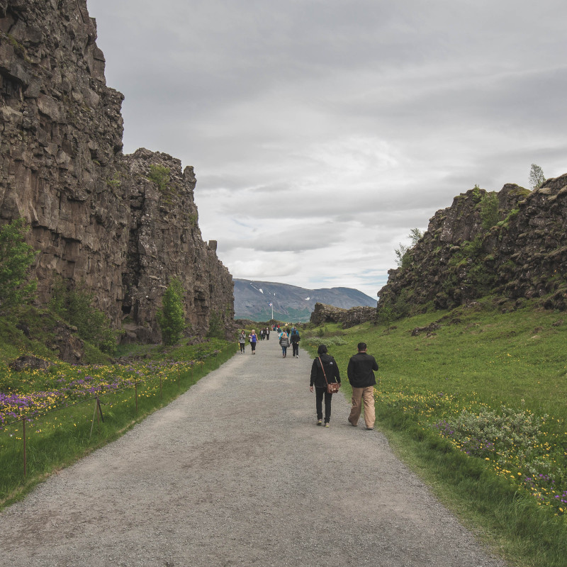 Menschen spazieren durch eine der Schluchten des Nationalpark.