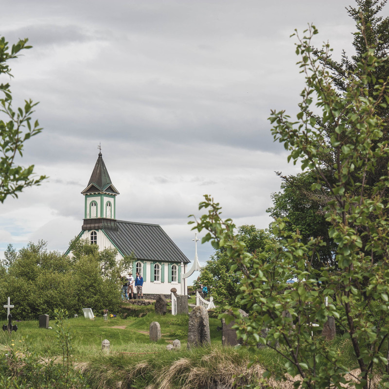Eine Kapelle zwischen Bäumen.
