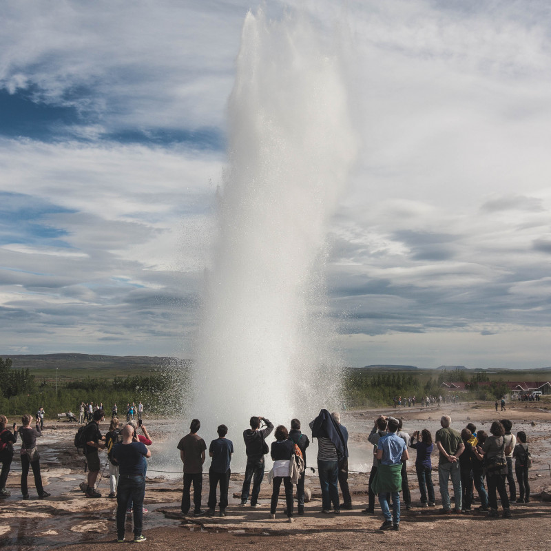 Geysir Strokkur bricht aus.