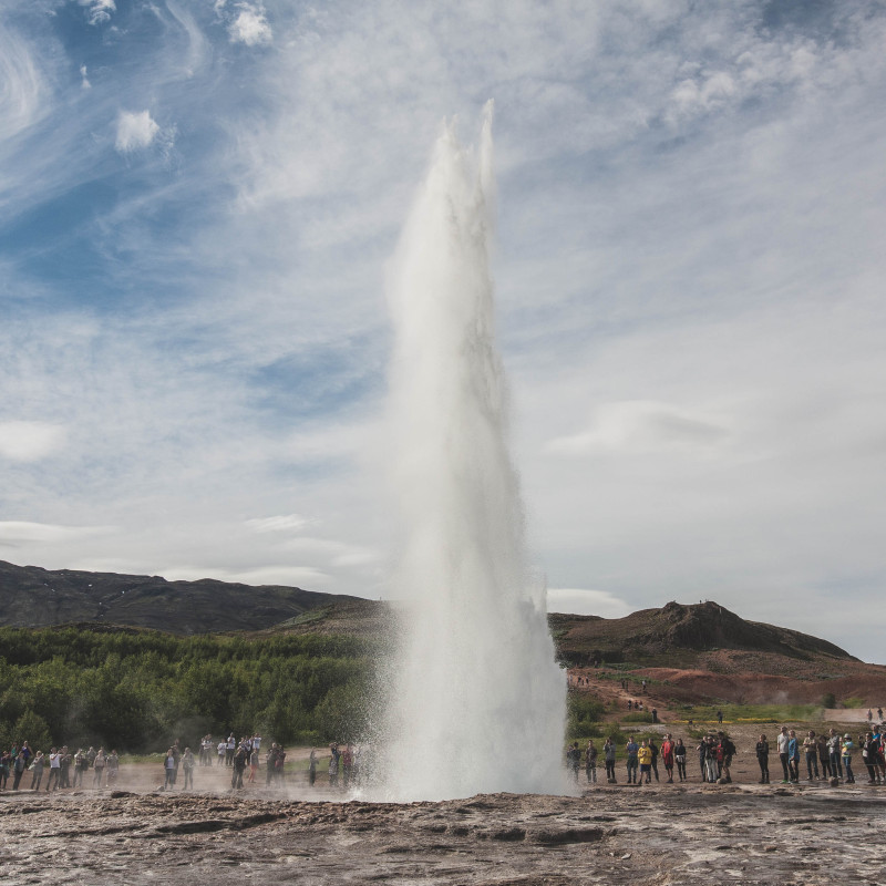 Geysir Strokkur bricht aus.