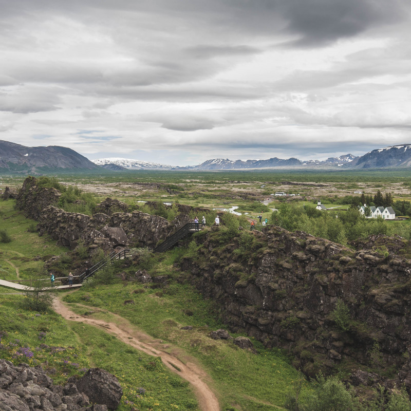 Weite Ebene des Nationalparks, winzige Menschen.