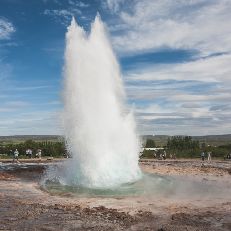 Ein Geysir bricht aus.