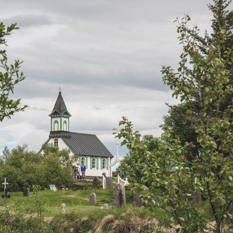 Eine Kapelle zwischen Bäumen.