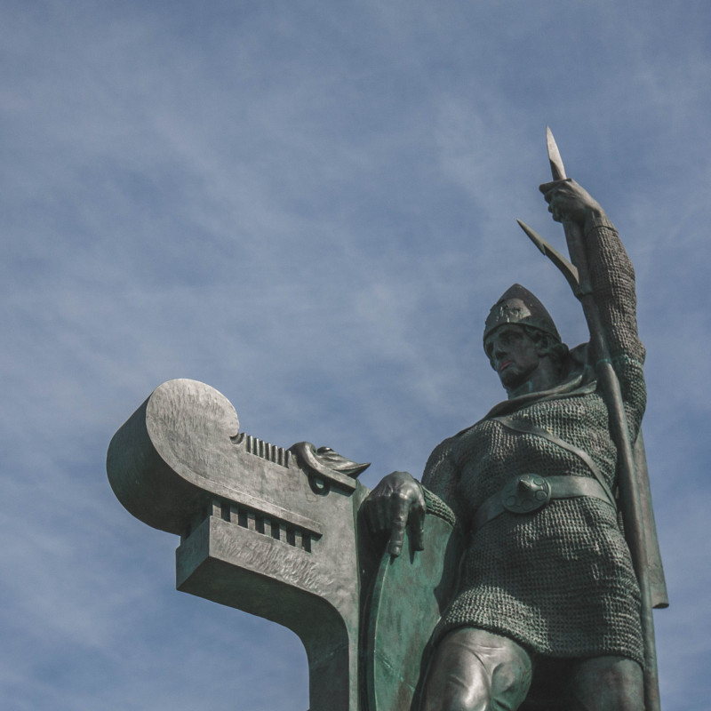 Steinerne Statue eines Wikingers. Leif-Eriksson-Denkmal.