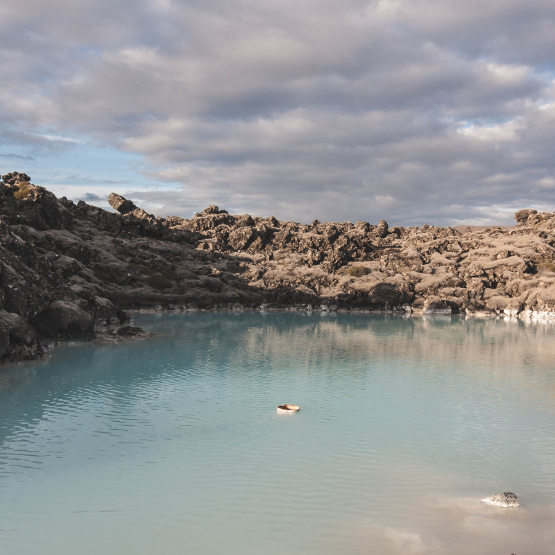Eintönige Landschaft mit weiß gefärbtem Wasser.