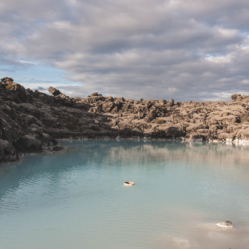Eintönige Landschaft mit weiß gefärbtem Wasser.