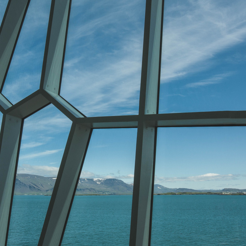 Berge und Meer hinter Glas.