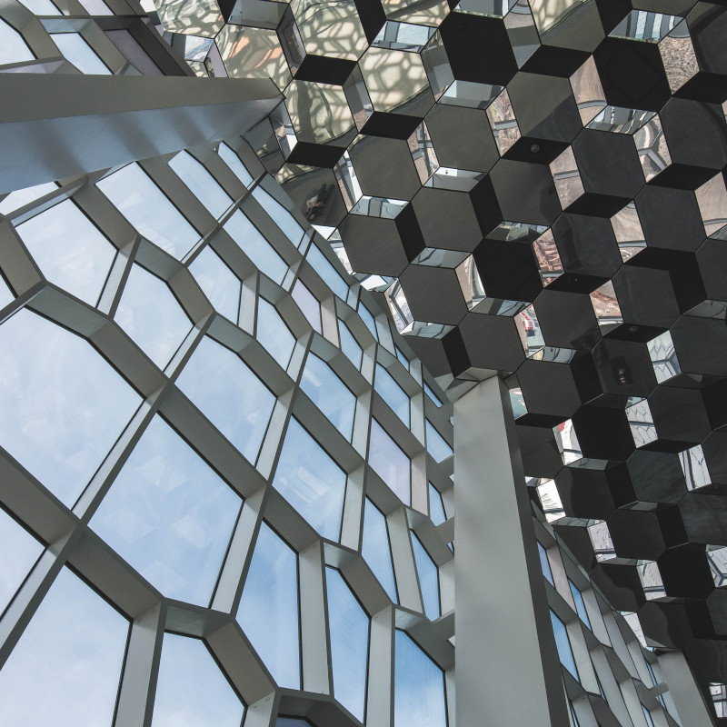 Sonne spiegelt sich in der Decke der Harpa.