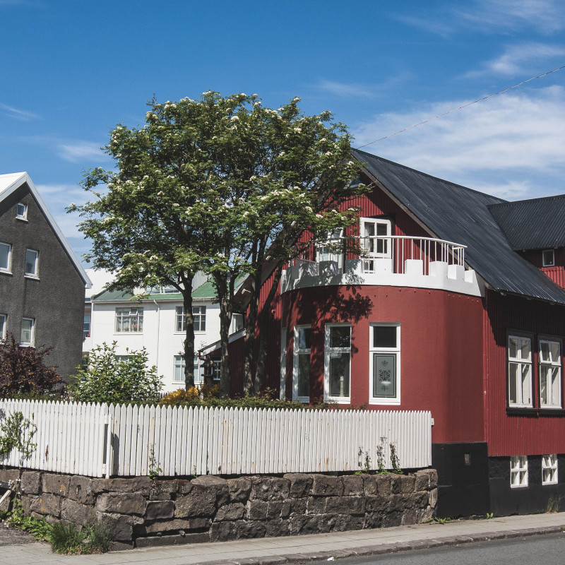 Ein rotes Wohnhaus.