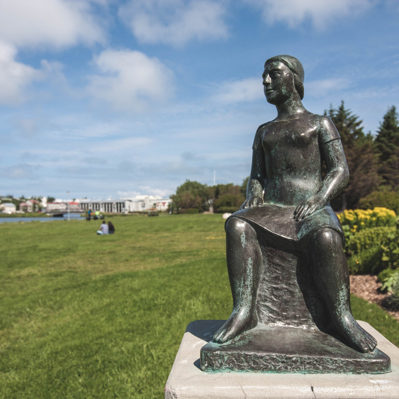 Sitzende Statue  im Park.