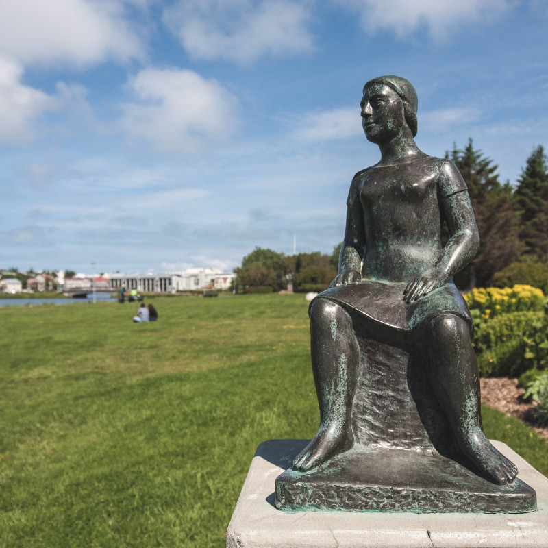 Sitzende Statue im Park.