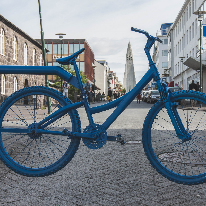 Blaue Absperrung der Fußgängerzone in Form eines Fahrrads.