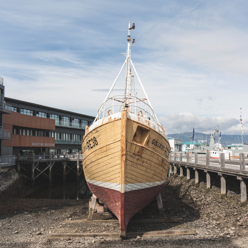 Ein Schiff liegt auf dem Trocknen.