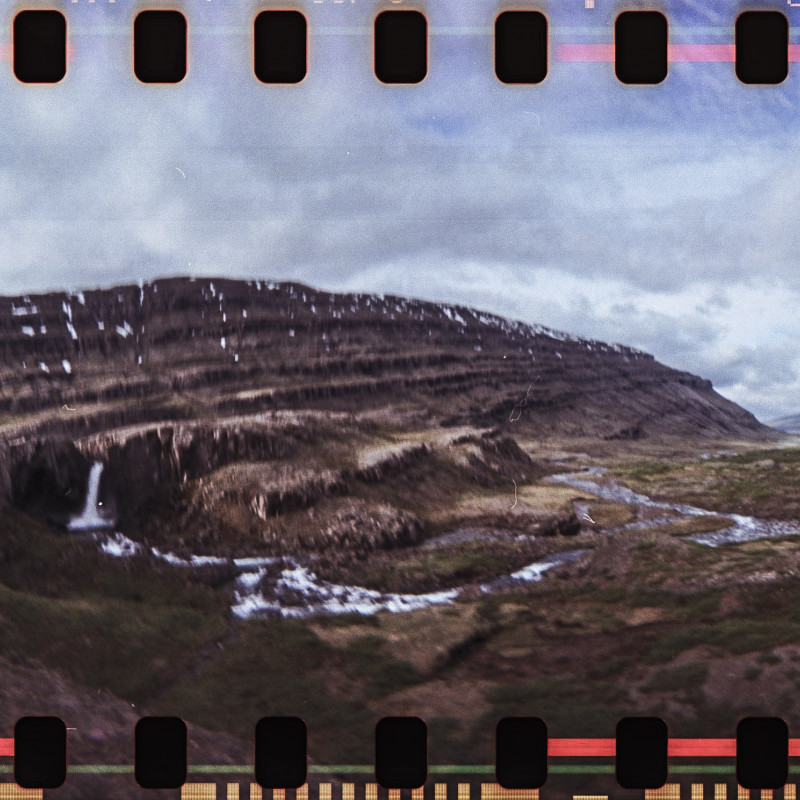 360-Grad-Aufnahme in den Bergen mit einem Wasserfall.