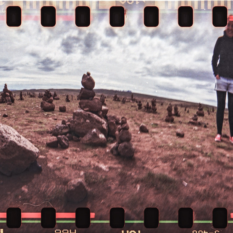 360-Grad-Aufnahme in einer Landschaft mit kleinen Steinfiguren.
