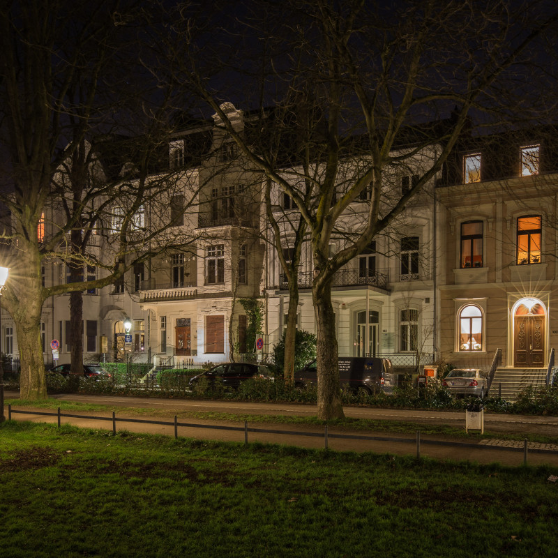 Ich laufe Abends gerne die Poppelsdorfer Allee hoch und runter und schaue mir die schicken Altbauten an.