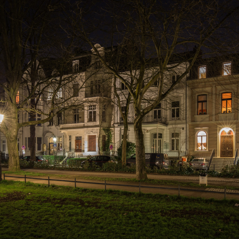 Ich laufe Abends gerne die Poppelsdorfer Allee hoch und runter und schaue mir die schicken Altbauten an.