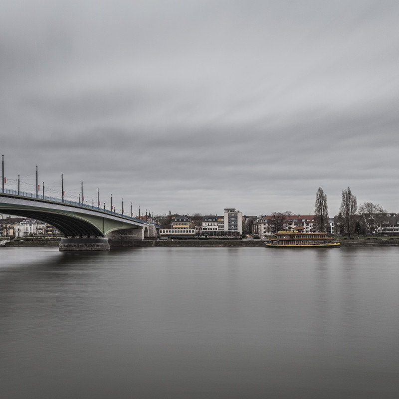 Kennedybrücke und schwimmender Chinese