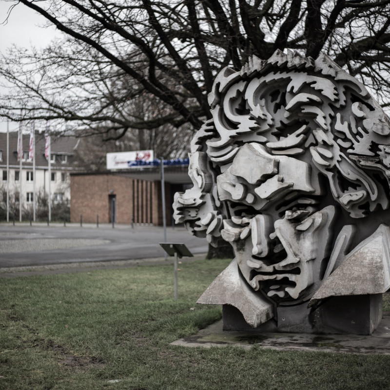 Diese Statue trägt den kreativen Namen "Beethon" und steht vor der Beethovenhalle.