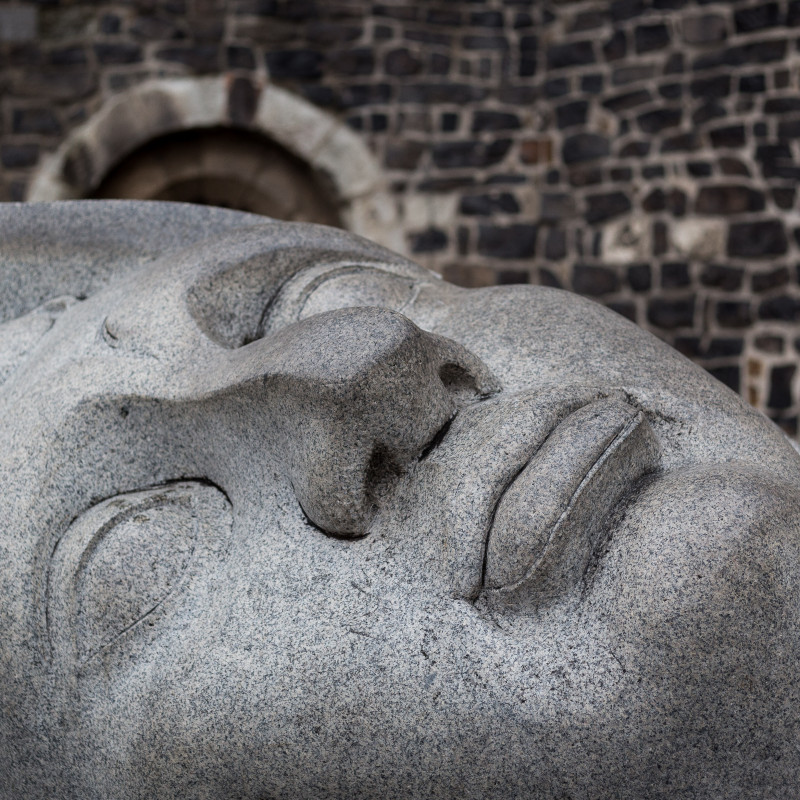 Einer der Köpfe die beim Münster liegen.