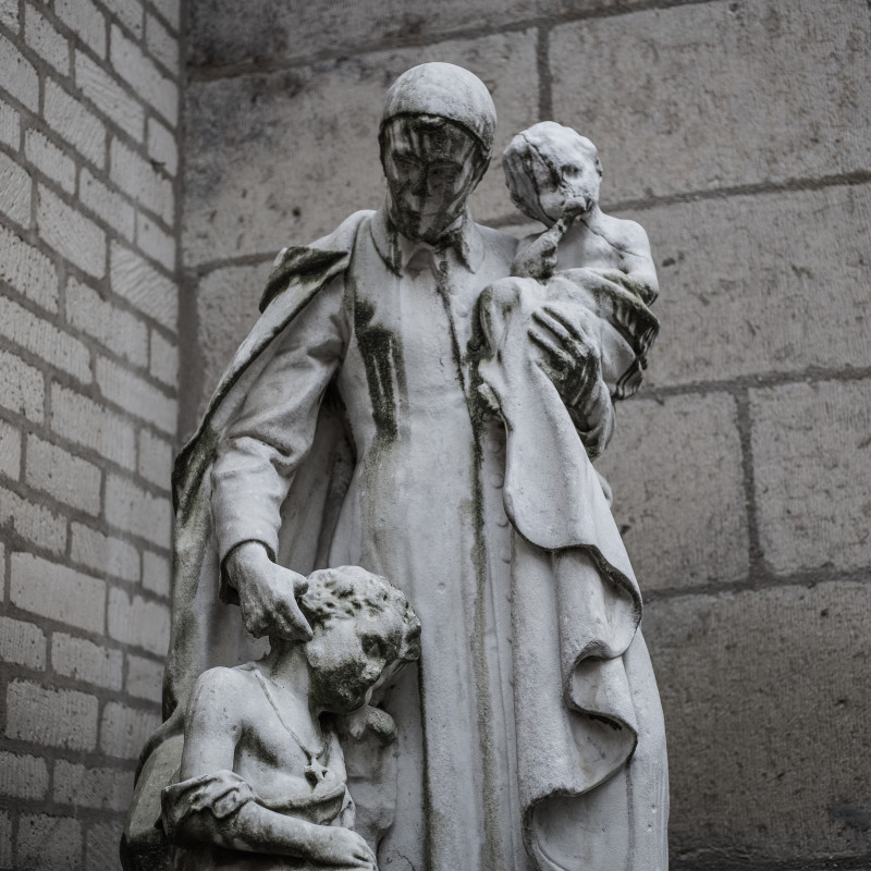 Diese gruselige Statue steht vor der Pfarrkirche St. Remigius.