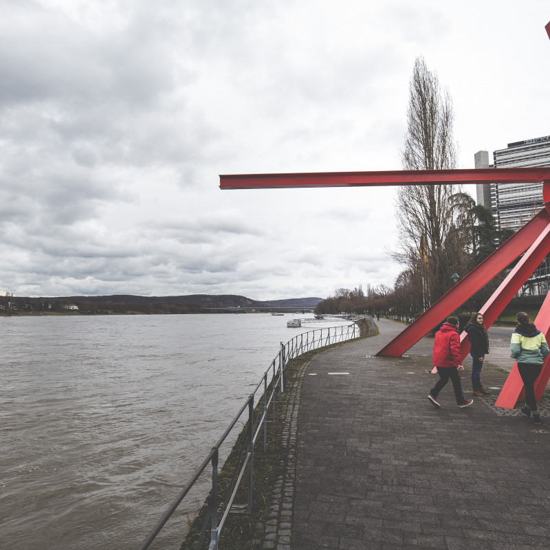 Kunstwerk aus Stahl am Rhein