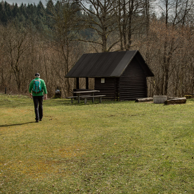 Auf dem Weg liegen zahlreiche Hütten und Rastplätze.