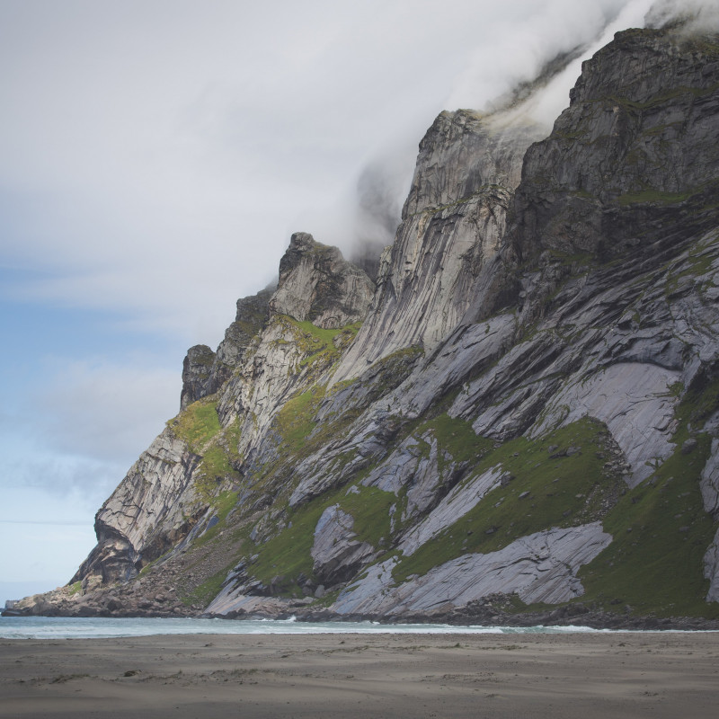 Berge am Strand.