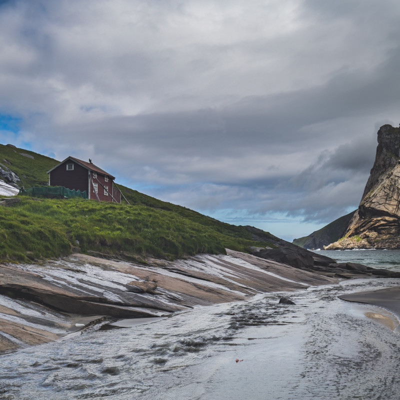 Ein Haus steht am Rand des Strandes.