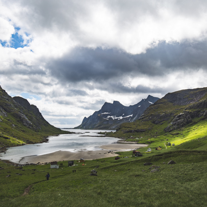 Blick auf einen Fjord.
