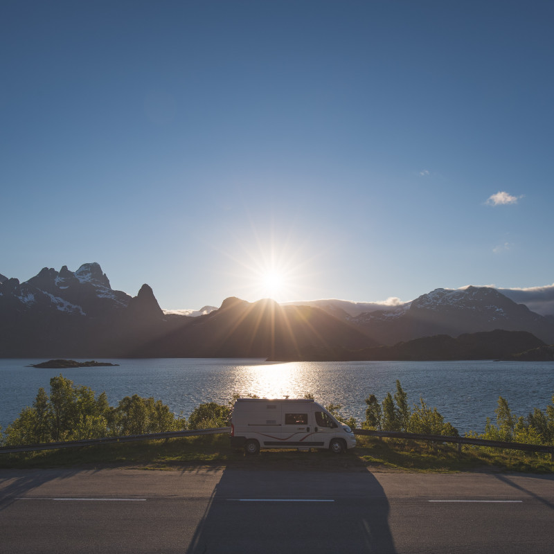 Lofoten: Campervan vor Sonnenuntergang
