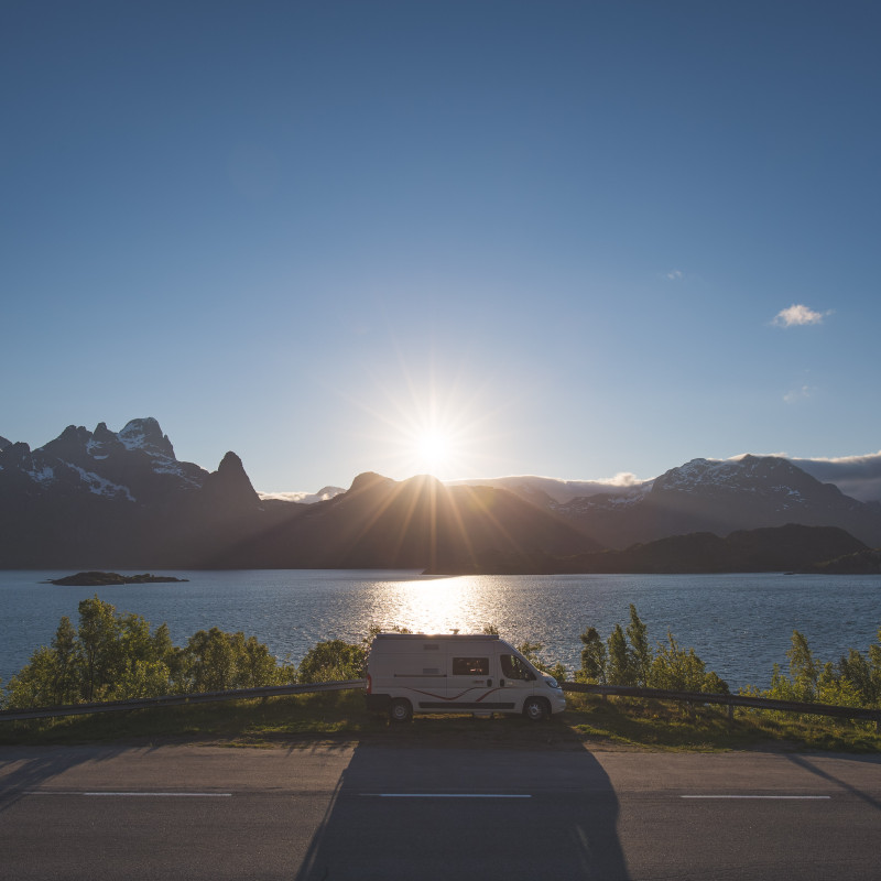Lofoten: Campervan vor Sonnenuntergang