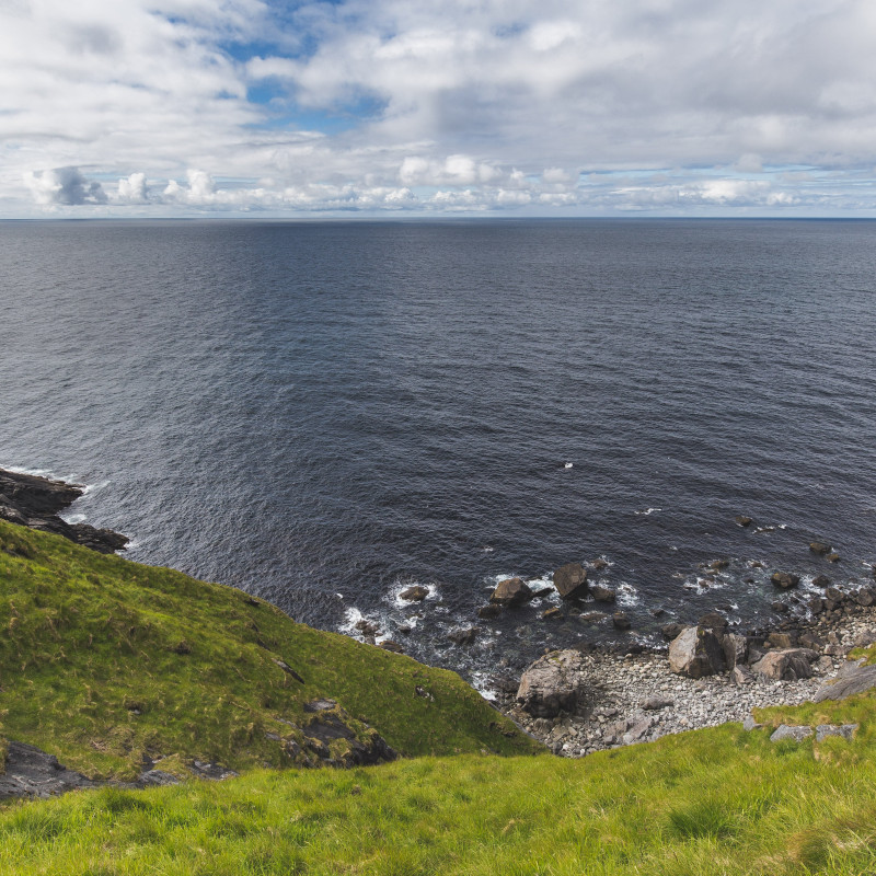 Blick von oben auf das Meer.