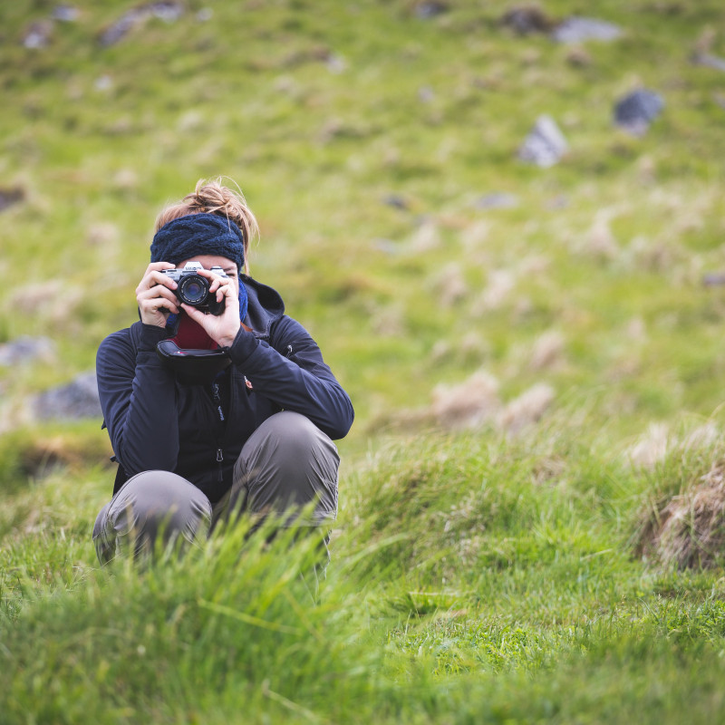 Eine Frau fotografiert.