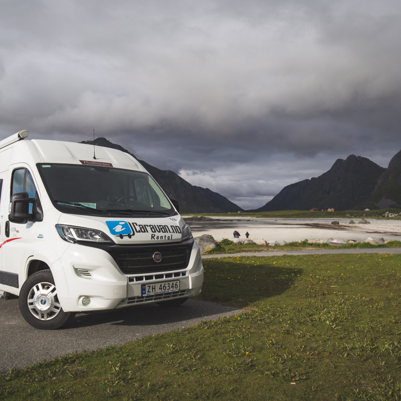 Ein Wohnmobil vor dunklen Wolken.