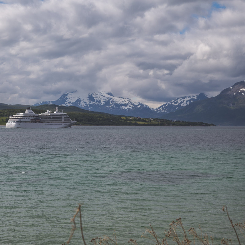Ein Schiff auf dem Fjord.
