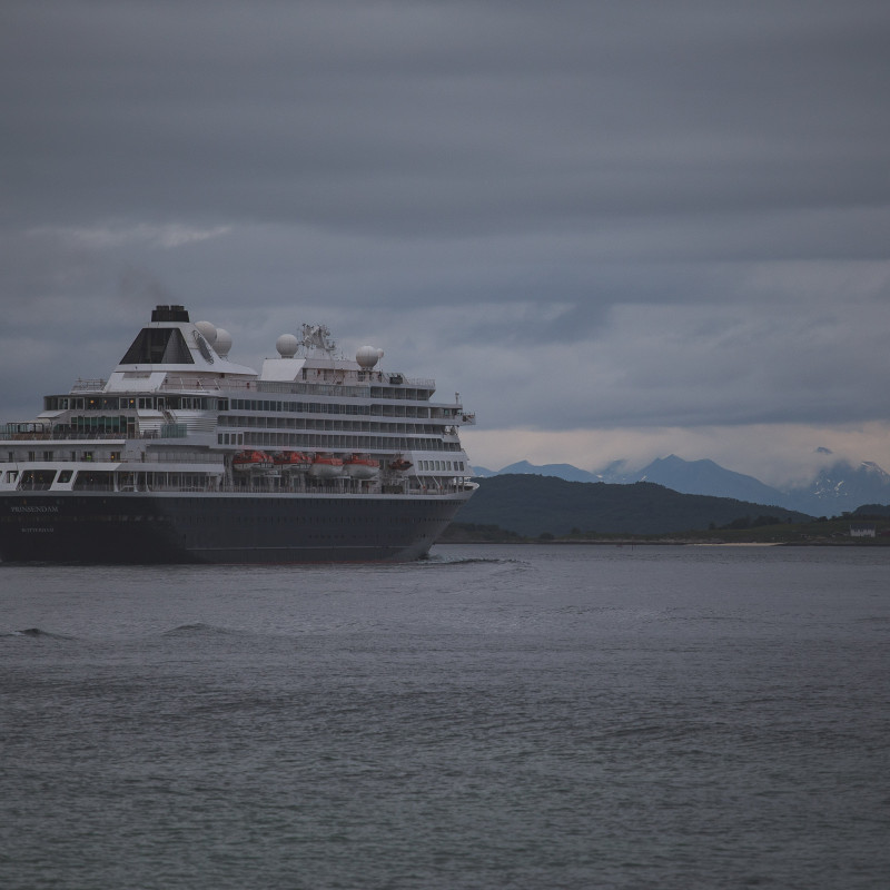 Ein Schiff auf dem Fjord.