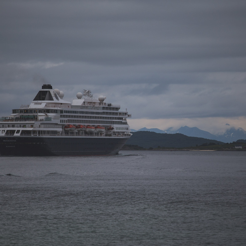 Ein Schiff auf dem Fjord.
